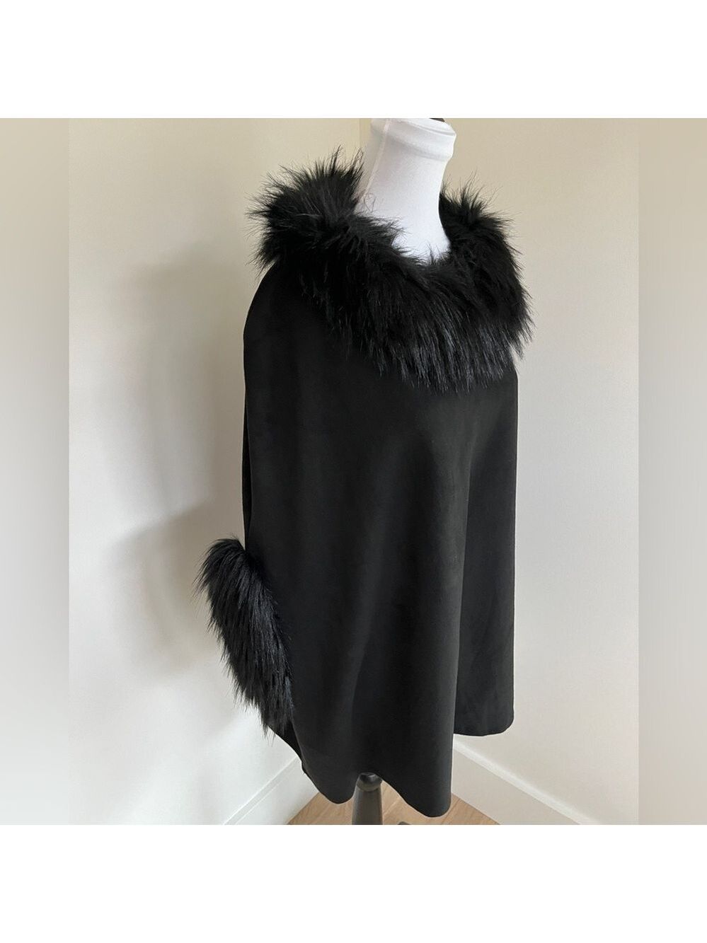 NIEMAN MARCUS Faux Fur Faux Stretch Suede Poncho Cape Elegant Occasion Chic